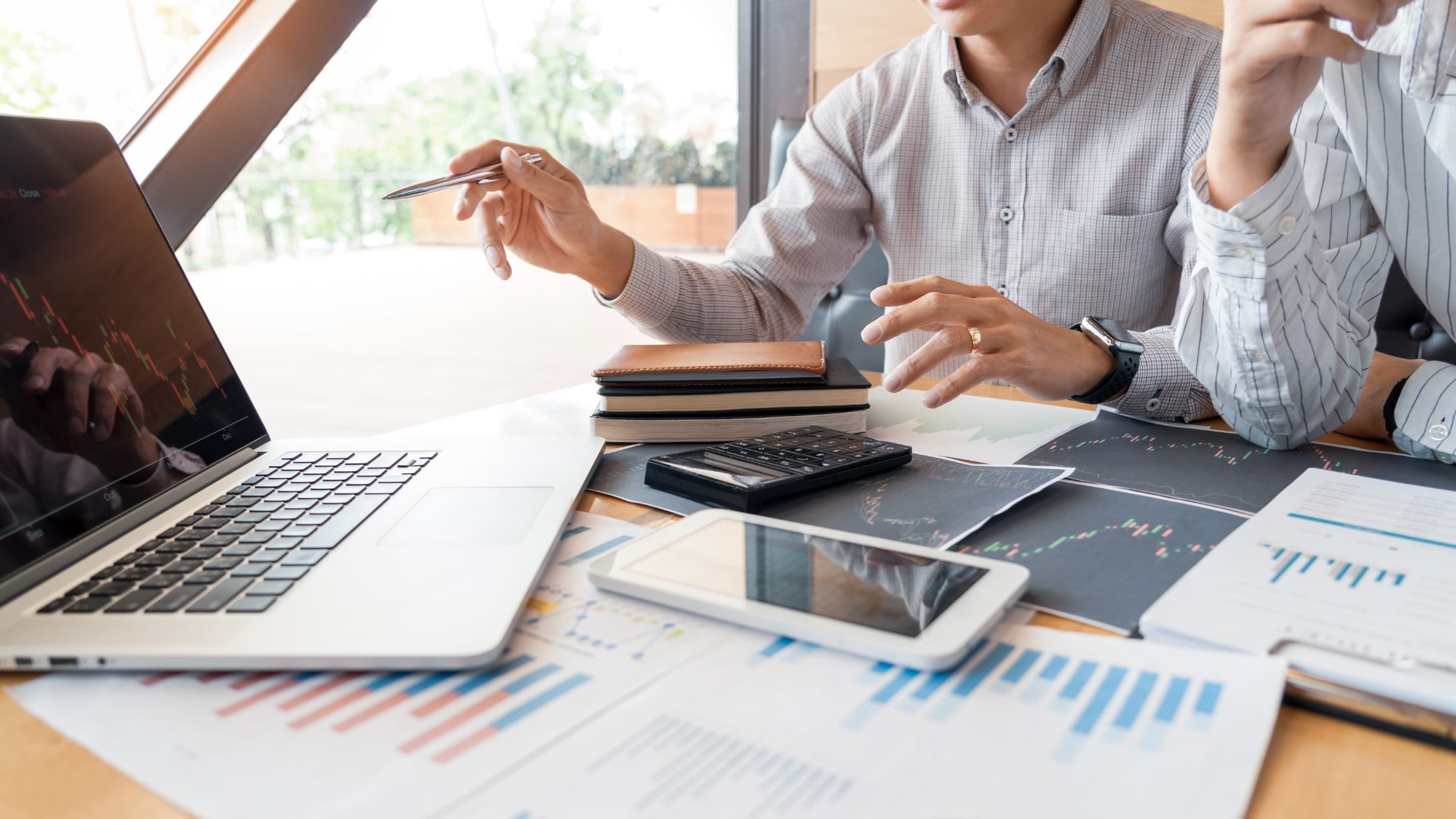 Consultor revisando informe de seguridad